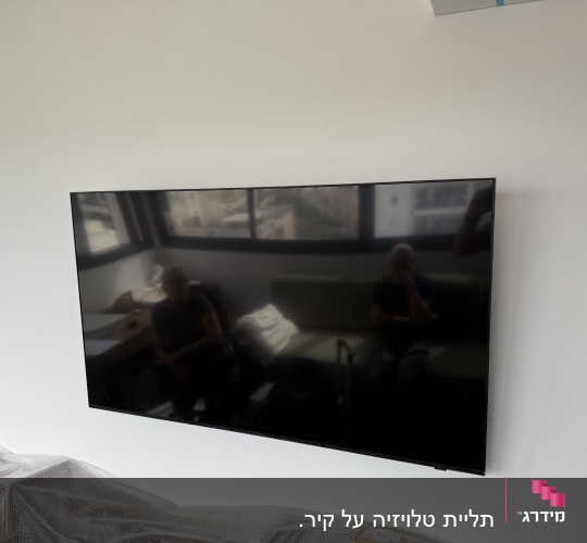 טלוויזיה מותקנת על קיר לבן
